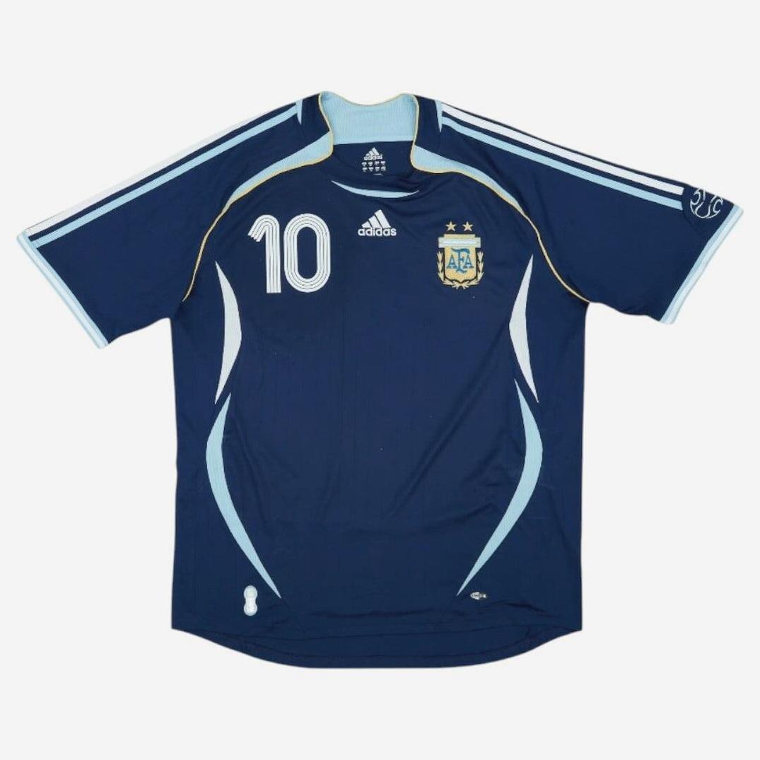 The Retro1999 Argentina 2006 Away Shirt features dark blue fabric with white and light blue details, number 10, team crest, and classic stripes—a must-have for fans of retro kits and Argentine football culture.