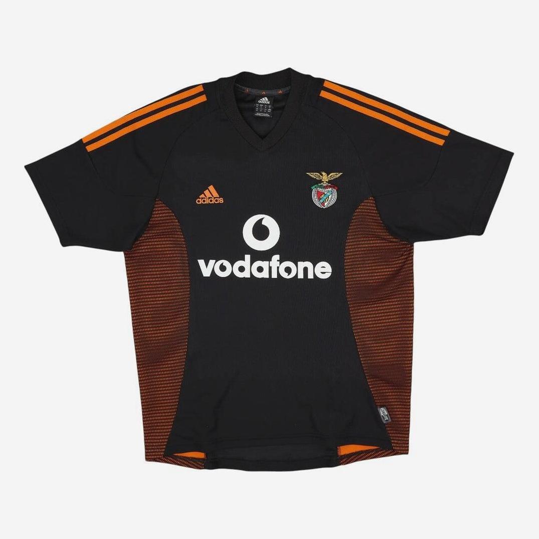 Retro1999 Benfica 2002-03 Away Shirt in black, with orange shoulder stripes, orange side panels, Vodafone sponsor logo, and S.L. Benfica crest. Retro football kit displayed on a white background.