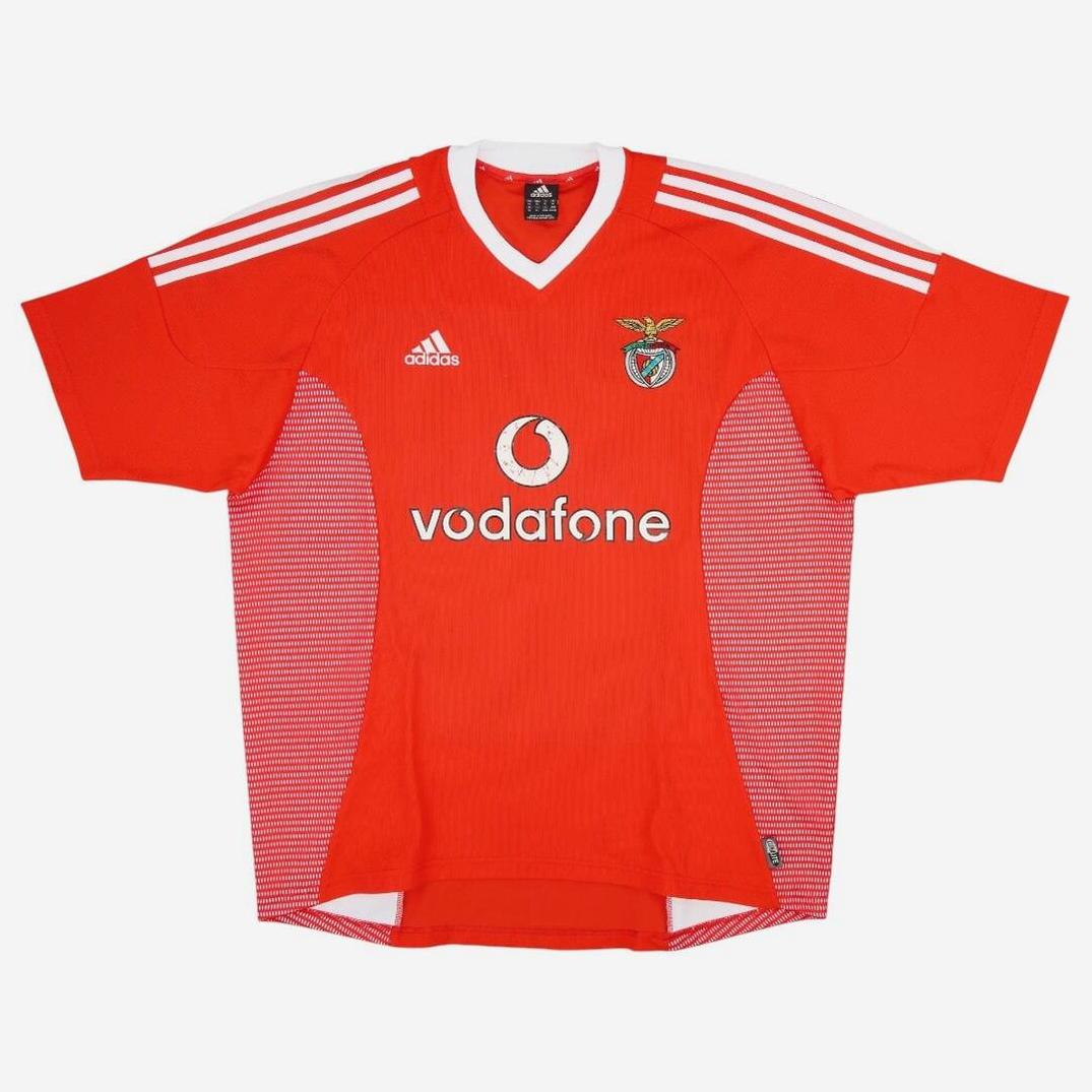The Retro1999 Benfica 2002-03 Home Shirt features a red design with white shoulder stripes, Vodafone logo at the center, and club crest on the left chest—a classic retro kit for Benfica fans.