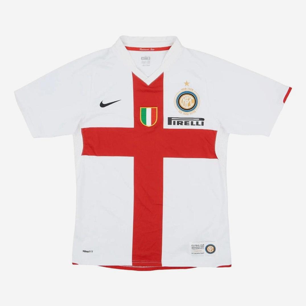 The Retro1999 Inter Milan 2007-08 Away Shirt features a bold red cross, club crest, Nike logo, Pirelli sponsor, and Italian flag shield patch—an iconic retro kit for dedicated Serie A fans.