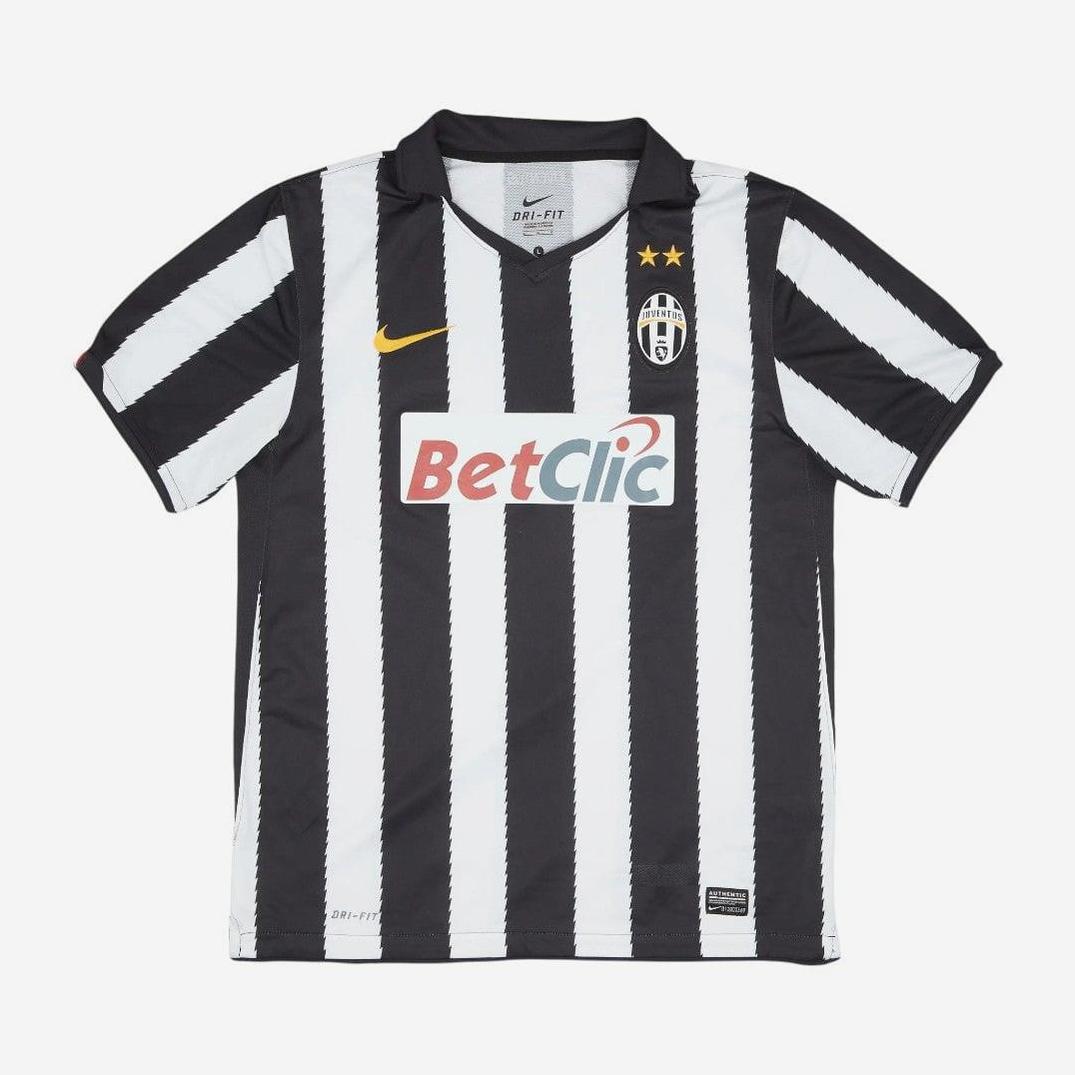 The Retro1999 Juventus 2010-11 Home Shirt features black and white stripes, a collar, BetClic sponsor, yellow Nike logo, club crest with two gold stars—an iconic retro kit from their Serie A season.