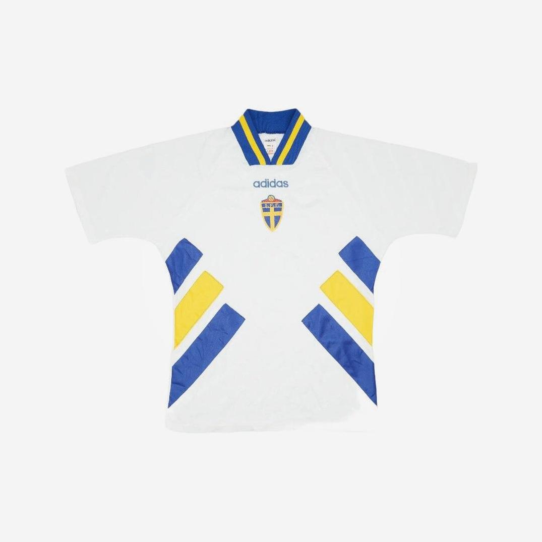 The Sweden 1994 Away Shirt by Retro1999 is a white soccer jersey with blue and yellow accents, featuring the Swedish national team crest and Adidas-inspired details—paying tribute to classic Swedish football history.