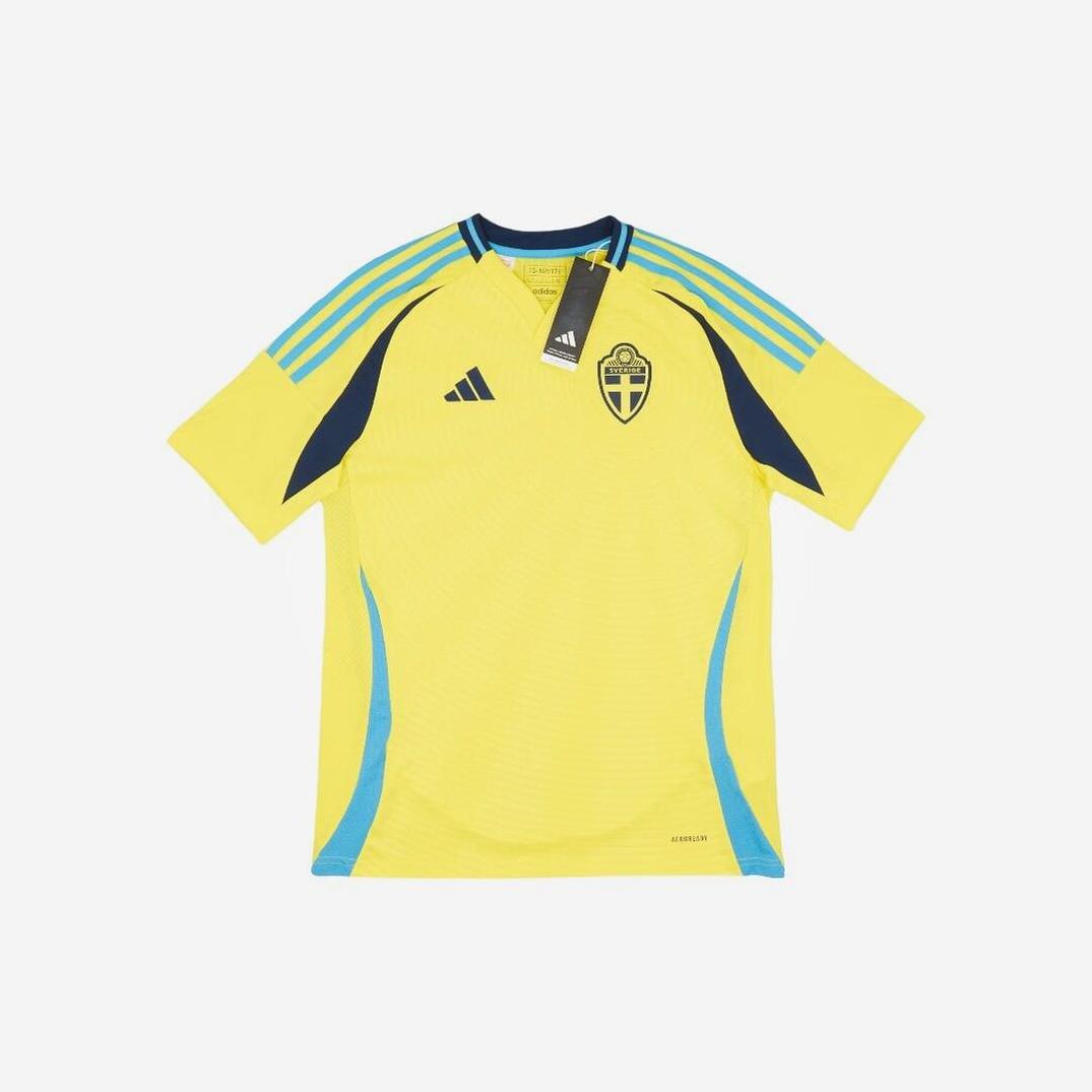The Retro1999 Sweden 2024 Home Shirt features a yellow design with blue shoulder stripes, blue accents, and the Swedish national team crest—ideal fan apparel with classic retro kit vibes.