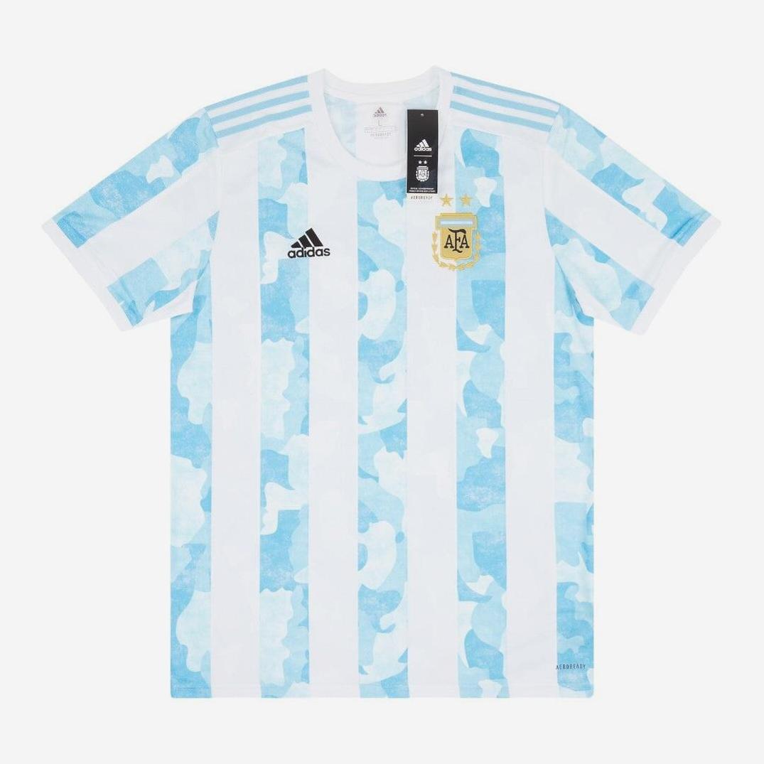 Inspired by the Argentina 2020 Home Shirt, this Retro1999 jersey has light blue and white vertical stripes, subtle blue camo accents, and retro-styled logos—a must-have for any classic Argentina kit fan.
