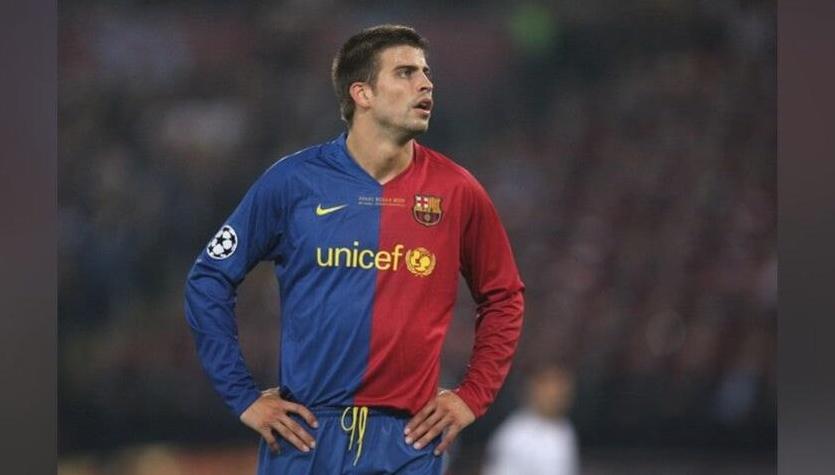 A soccer player in the Retro1999 Barcelona 2008-09 Home Shirt, featuring unicef on the front, stands on the field with hands on hips, looking to the side—capturing an iconic football moment.
