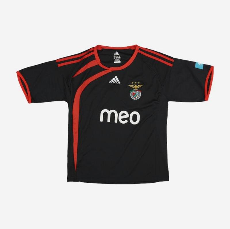 The Retro1999 Benfica 2009-10 Away Shirt is a black soccer jersey with red accents, featuring the Benfica crest, white meo sponsor and Adidas logos—replicating the iconic look from the Primeira Liga season.