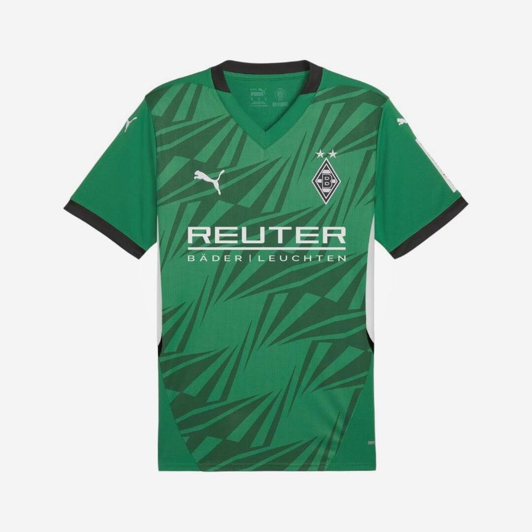The Borussia Mönchengladbach 2024-25 Away Shirt by Retro1999 features a green design with black geometric patterns, black collar and sleeve trim, Puma logo, club crest, and “REUTER BÄDER LEUCHTEN” sponsor.