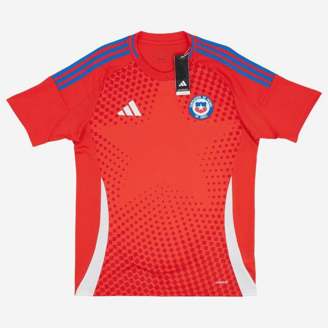 The Chile 2024 Home Shirt by Retro1999 features a red design with blue shoulder stripes, a white Adidas logo on the right chest, the Chilean crest on the left, and a bold central star—ideal for fans of retro football kits.