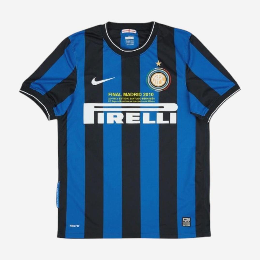 The Retro1999 Inter Milan 2009-10 Home Shirt features blue and black stripes, the Pirelli sponsor, Nike logo, club crest with gold star, and Final Madrid 2010 text to celebrate the club’s Champions League win.