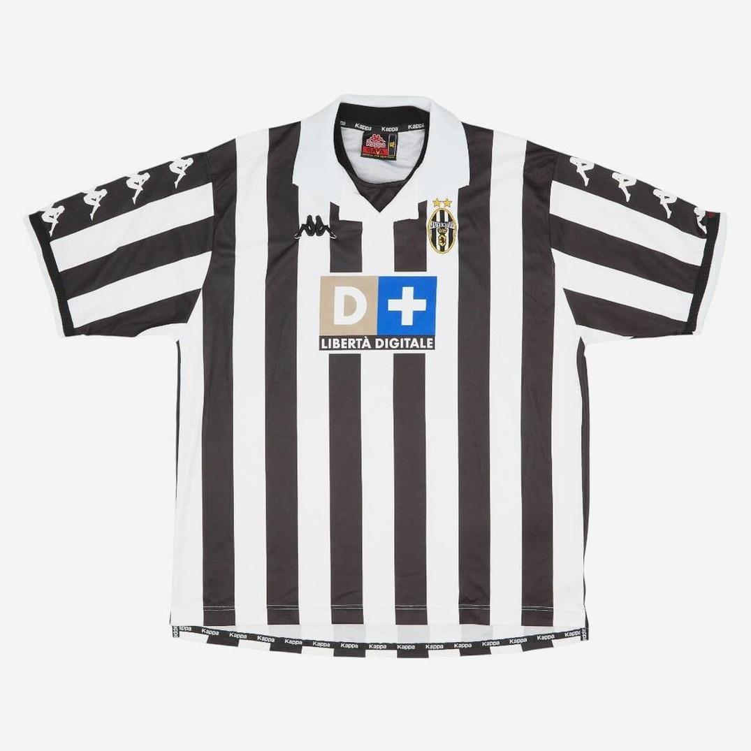 The Retro1999 Juventus 1999-00 Home Shirt features classic black and white stripes, Kappa sleeve logos, left chest badge, and D+ LIBERTÀ DIGITALE sponsor—ideal for Juventus fans or retro kit collectors.
