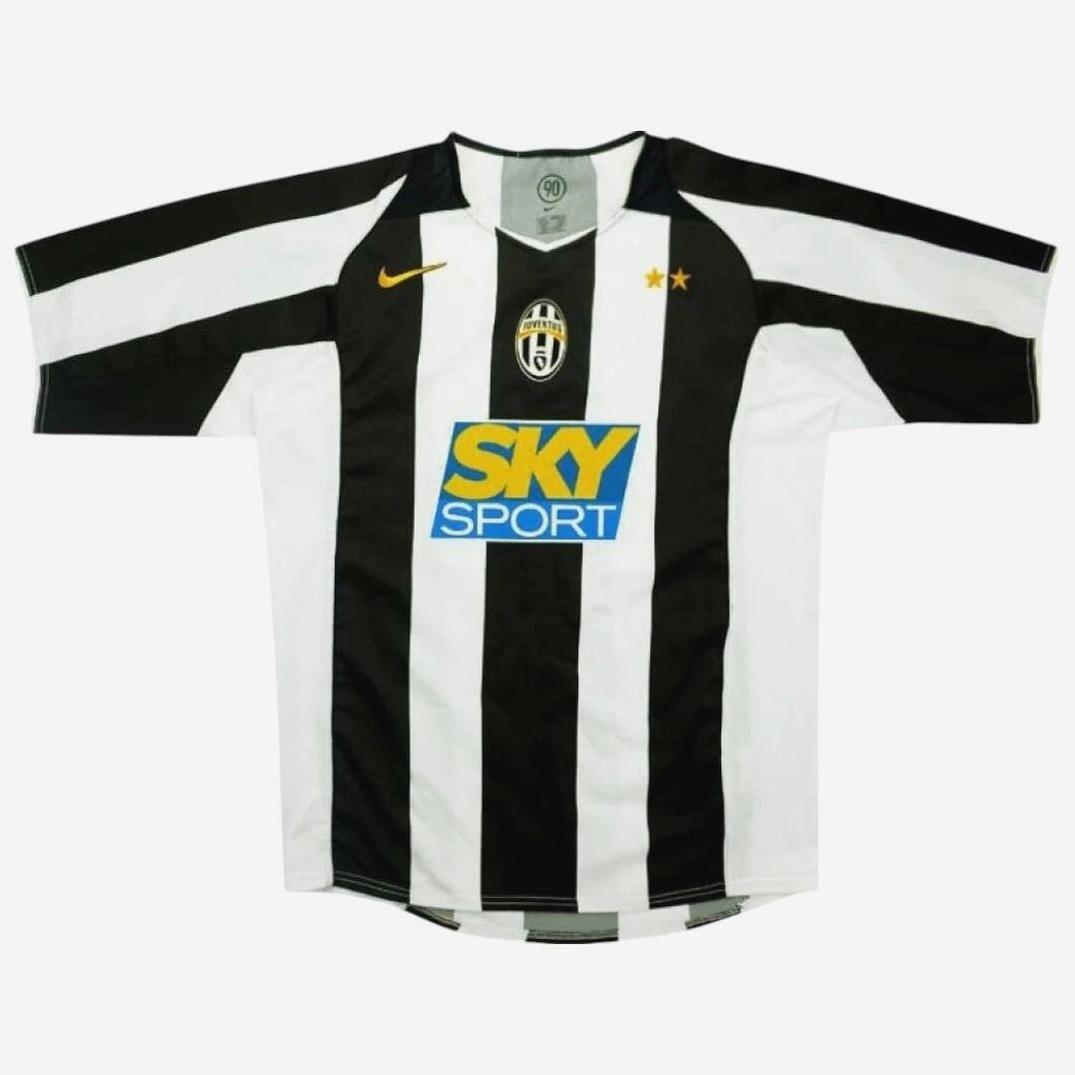 The Retro1999 Juventus 2004-05 Home Shirt showcases iconic black and white stripes, a yellow Nike logo, Juventus crest with two gold stars, plus the SKY SPORT sponsor—a must-have retro kit for classic football fans.