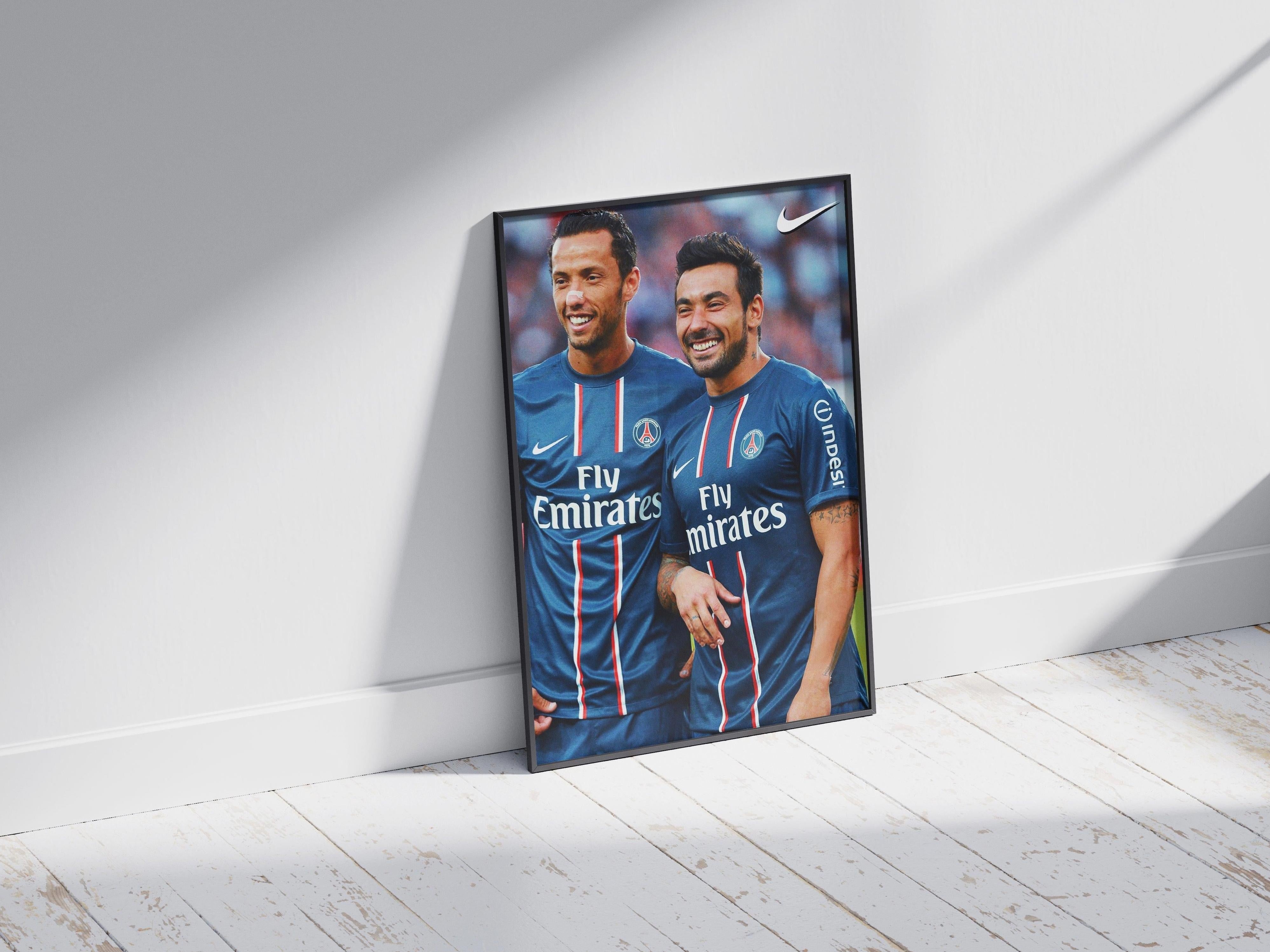 The Retro1999 Nene x Lavezzi Poster features two PSG players smiling and walking together on the field. Framed against a white wall, this unique memorabilia is perfect for passionate PSG supporters.