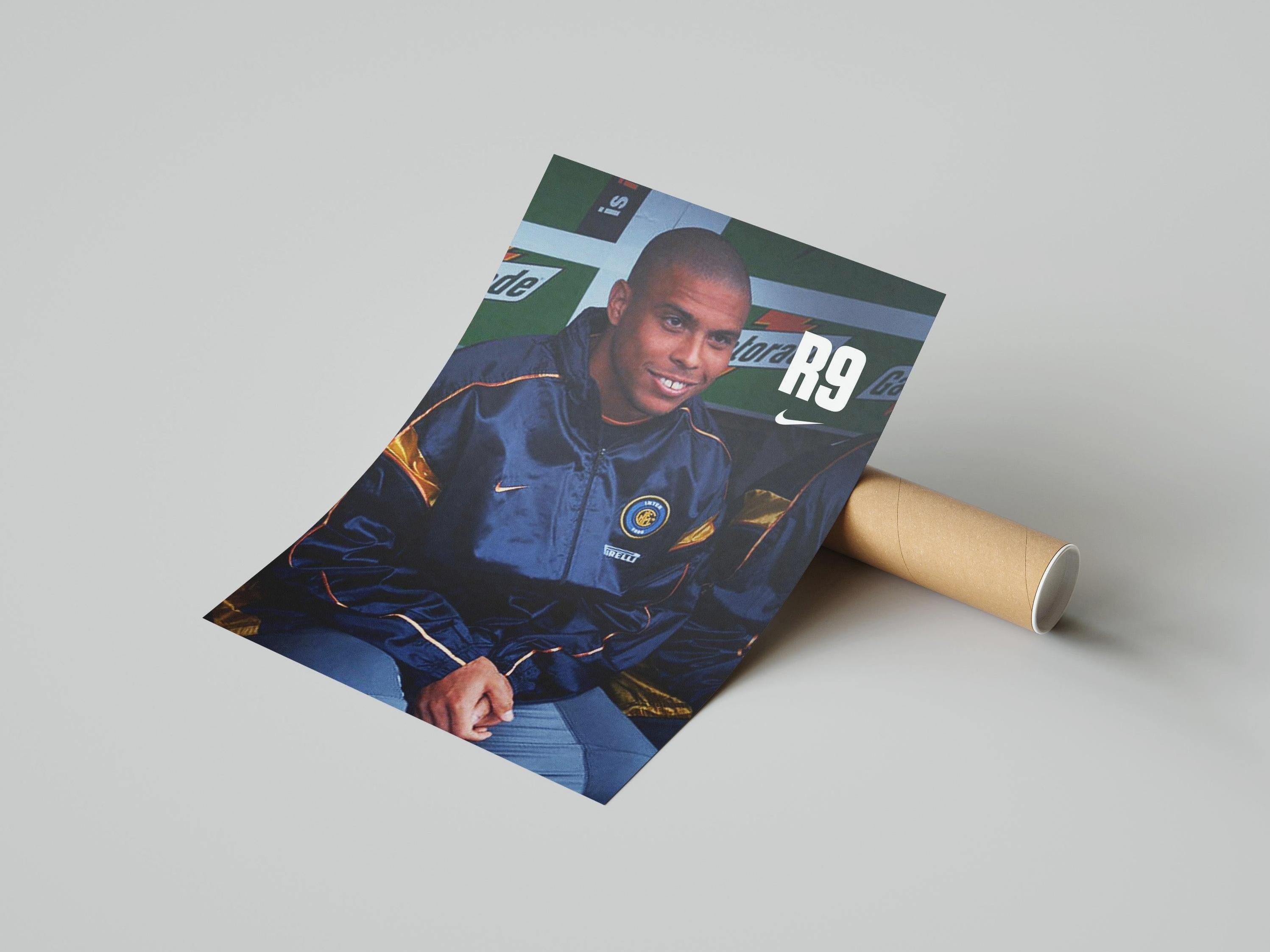 The Retro1999 R9 x Inter Poster shows a smiling player in an Inter Milan jacket sitting on a bench, with R9 and Nike logos at the top—an ideal addition to any fan’s collection.
