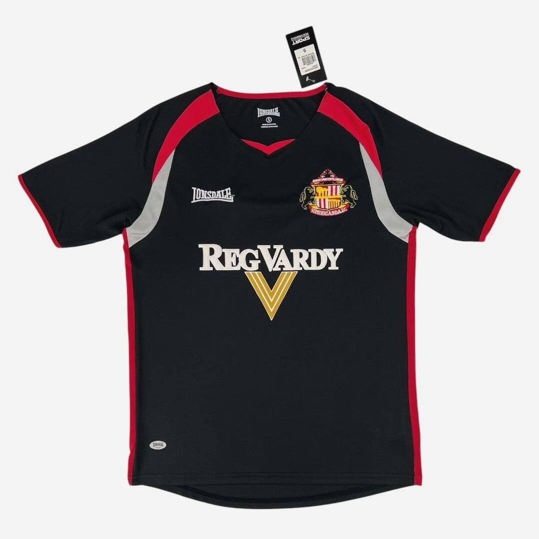 Retro1999 Sunderland 2005-06 Away Shirt in black and red with REG VARDY sponsor in gold and white, club crest on chest; a classic retro kit for Sunderland fans, laid flat with original tag attached.