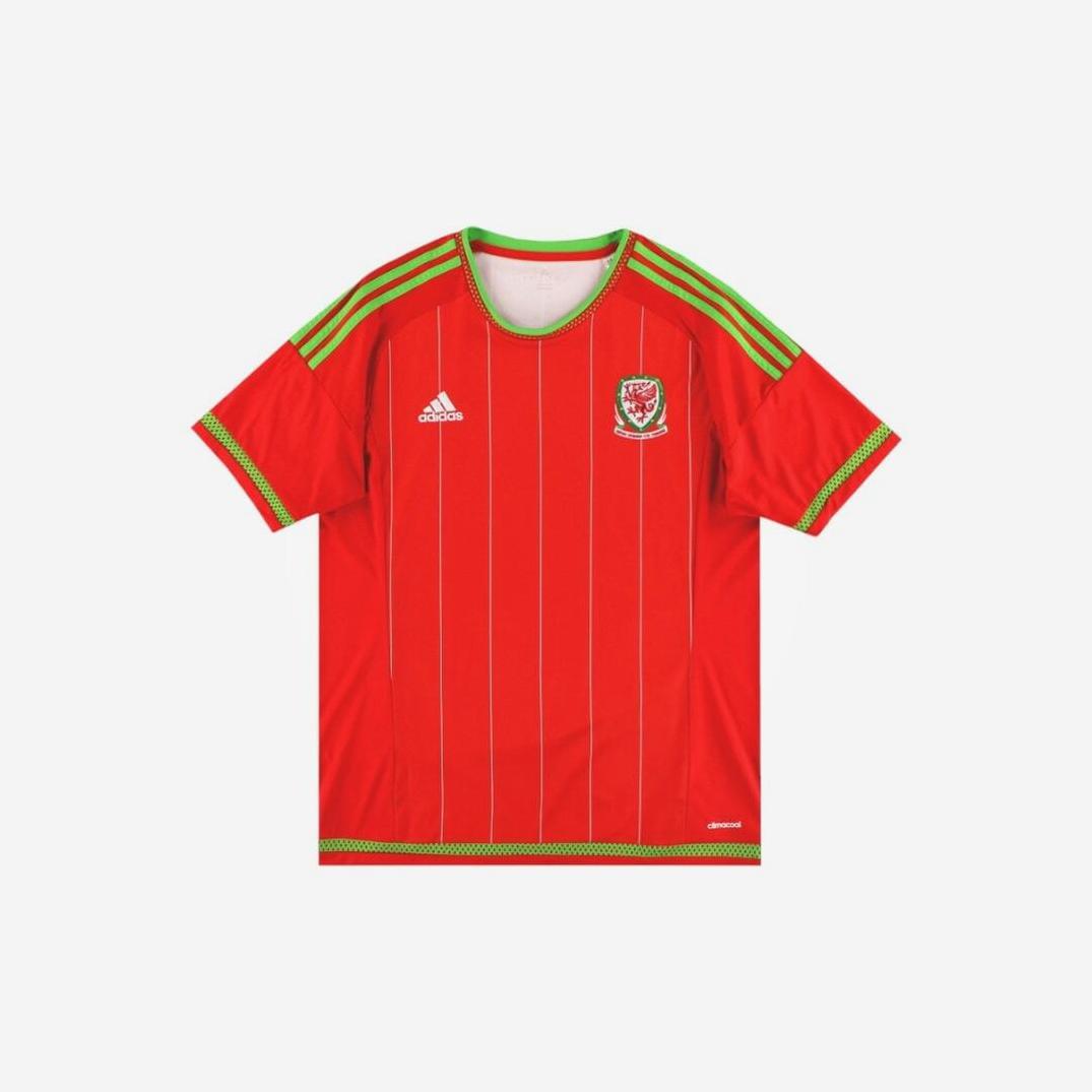 The Retro1999 Wales 2015/16 Home Shirt is a red retro kit with a green collar, sleeve accents, thin white stripes, and features the Adidas logo and team crest on the chest.